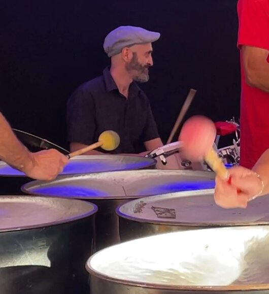 Joe Moli an Drums und Percussion auf der Bühne