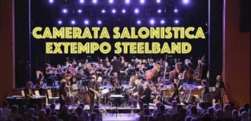 Großes Ensemble oder Bigband auf der Bühne.
