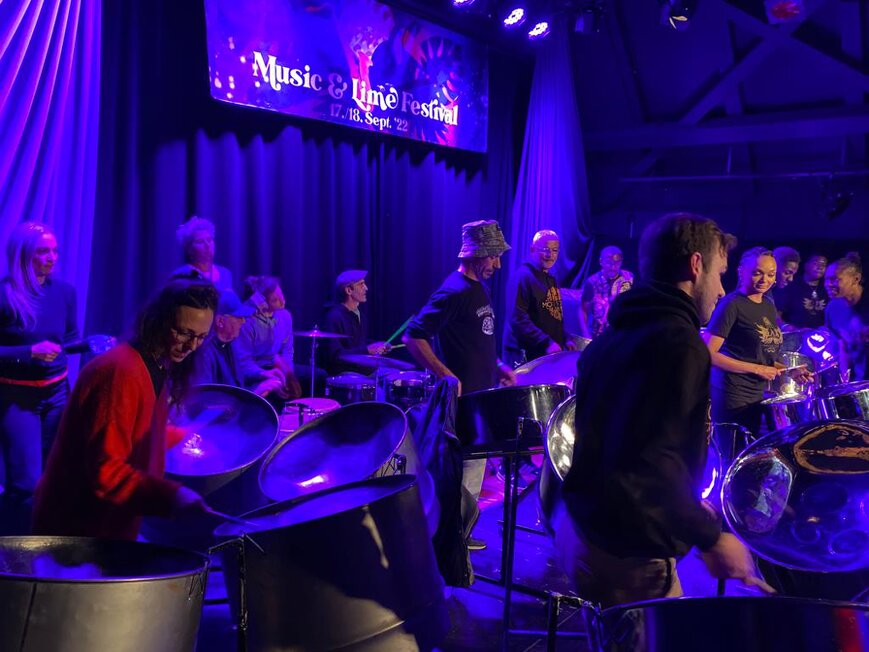 Percussion-Ensemble mit mehreren Trommlerinnen und Trommlern.