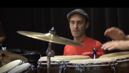 Schlagzeuglehrer erklärt einem Schüler eine Rhythmusfigur am Drumset
