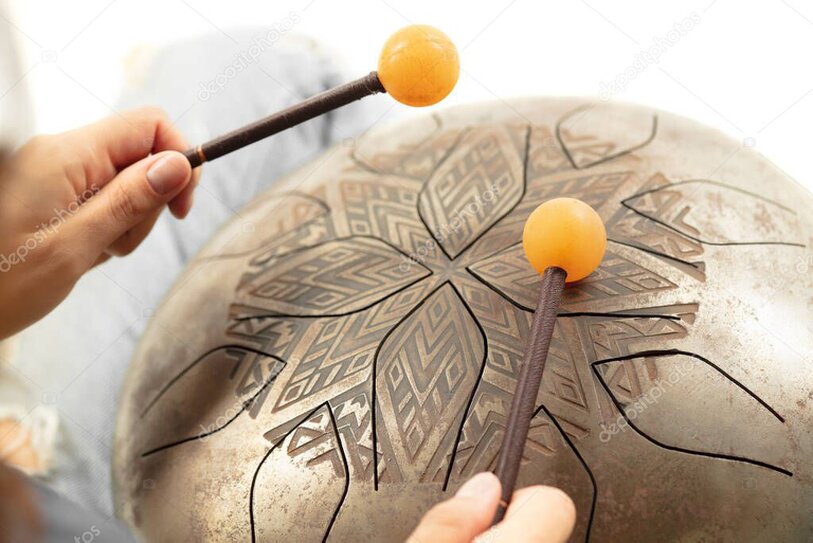 Gruppe von Menschen spielt gemeinsam Percussion-Instrumente